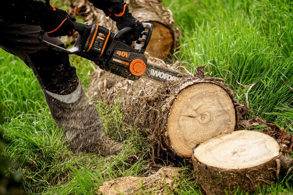 Motoseghe con motore a scoppio e a batteria